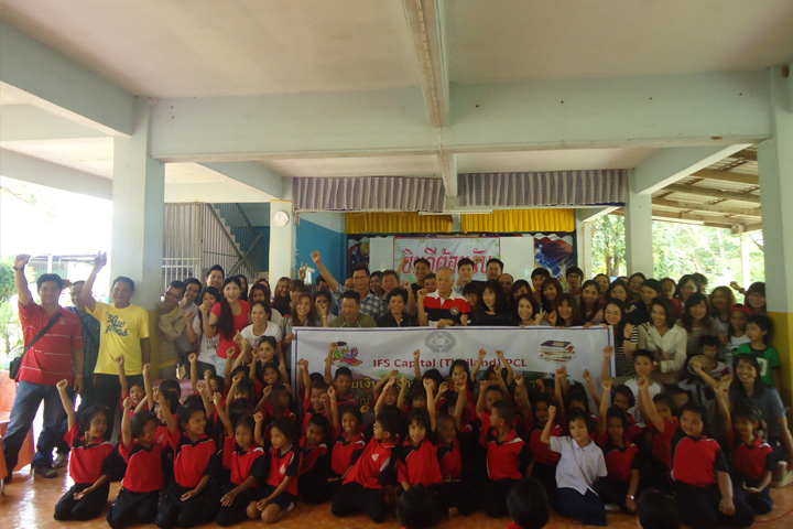 Donation of cash and teaching equipment and luncheon children at Siyat Phatthana School in Chachoengsao province on 20th September 2014.